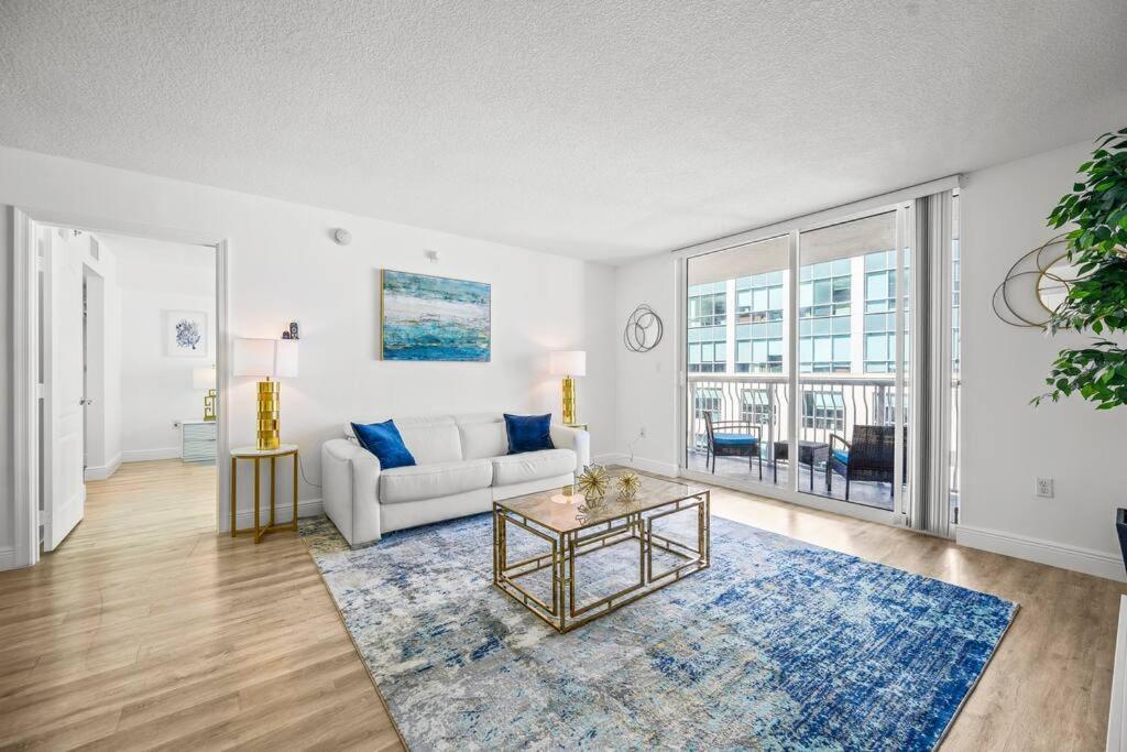High Floor Unit Located In Brickell - Free Parking Apartment