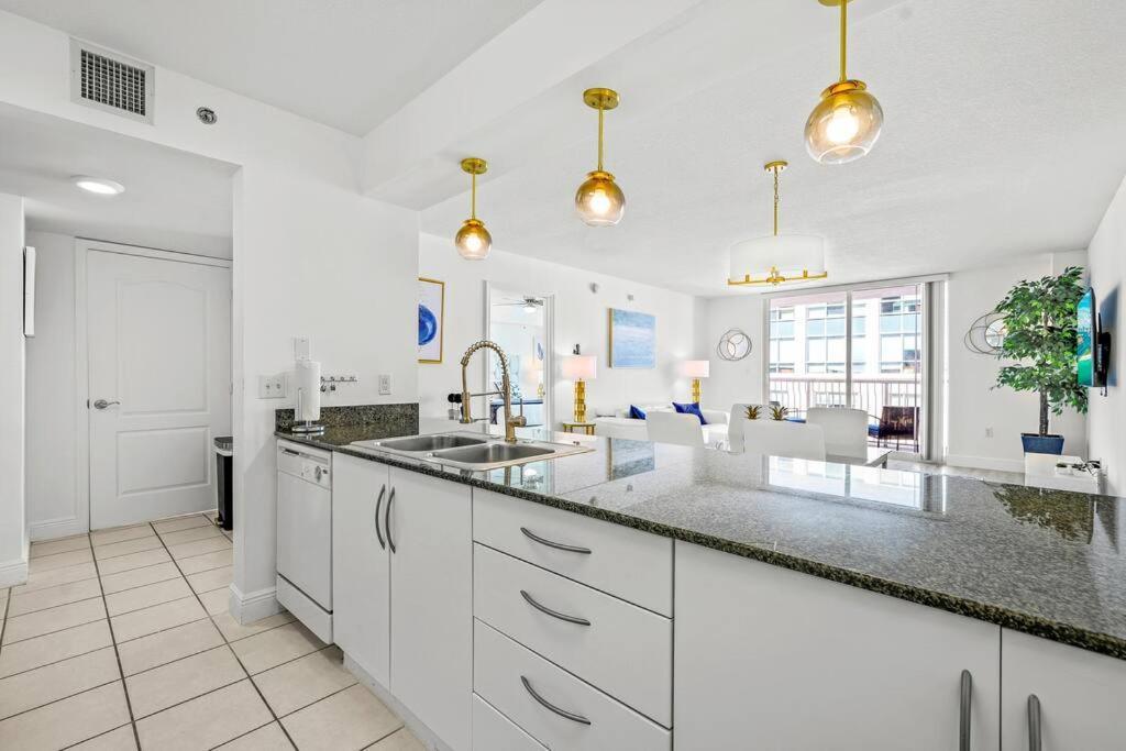High Floor Unit Located In Brickell - Free Parking Apartment *