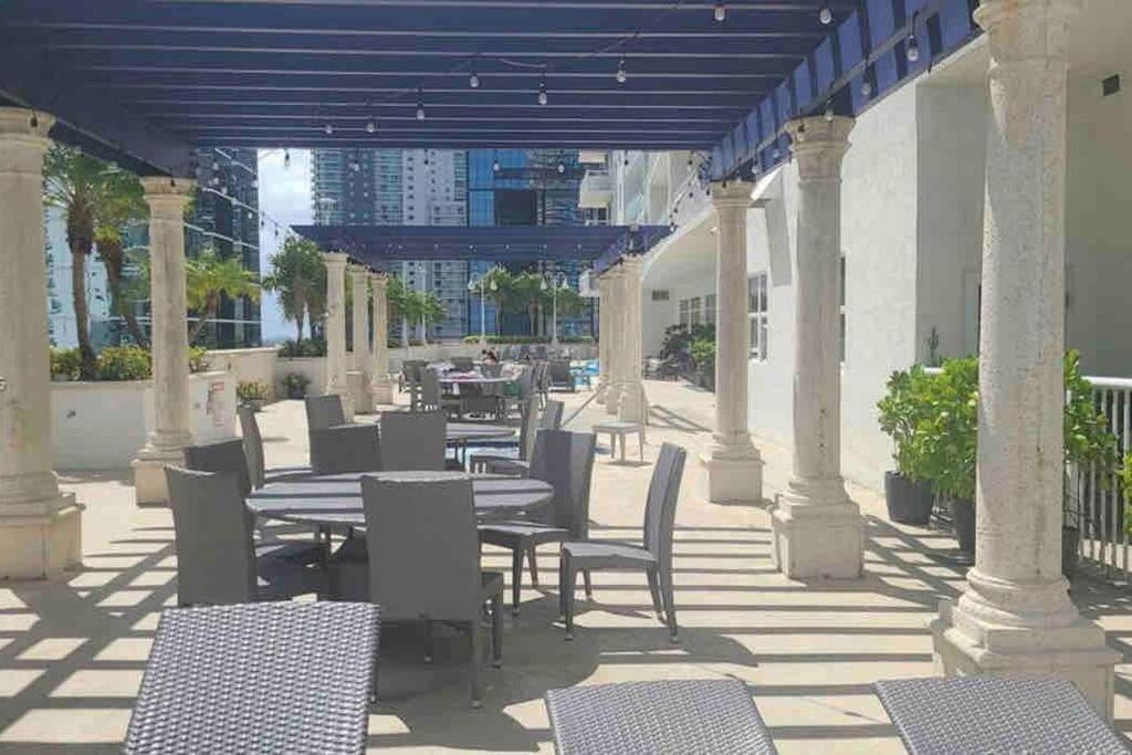 High Floor Unit Located In Brickell - Free Parking Apartment *