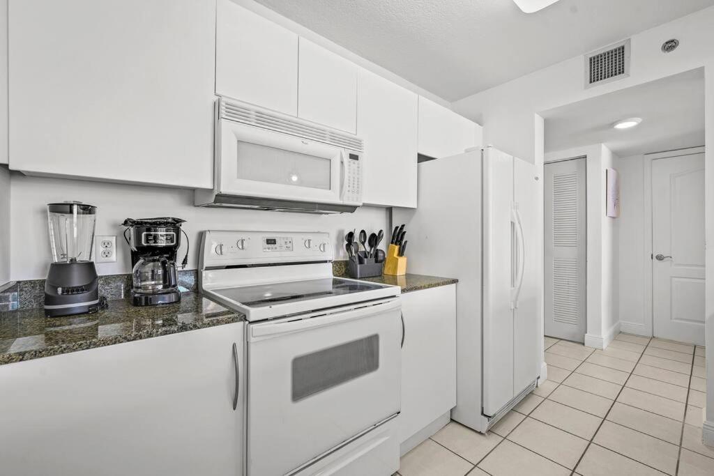 Apartment High Floor Unit Located In Brickell - Free Parking *