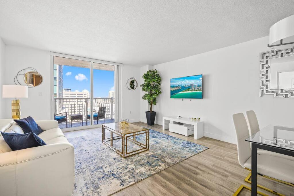 High Floor Unit Located In Brickell - Free Parking Apartment *
