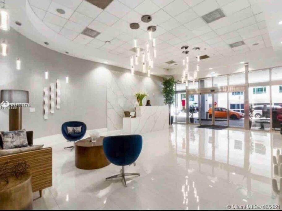 High Floor Unit Located In Brickell - Free Parking